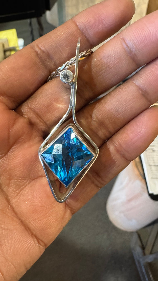 NECK SS SWISS BLUE TOPAZ LGE CHECKERBOARD TRIANGLE/WHITE SAPPHIRE
